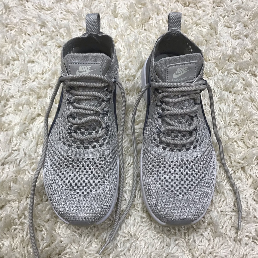 NIKE WOMENS GYM SHOE SZ 7